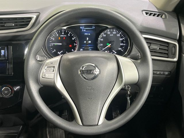 �C���e���A�ɍ��킹���f�U�C���̃X�e�A�����O�́A�^�]�������̂��Ƃ��l���A�^�]���₷���`��A�傫���ł��B�����x�A���ۂɐG���Ă��m���߂��������B