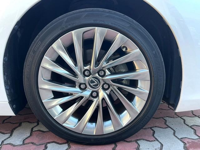 �y����18�C���`�A���~�z�C�[���z�O�ςɃ}�b�`���������A���~�z�C�[���𑕒����Ă���܂��B�e��ЊO�A���~�z�C�[����A�X�^�b�h���X�^�C�����戵�����Ă���܂��B���񂲑��k����������