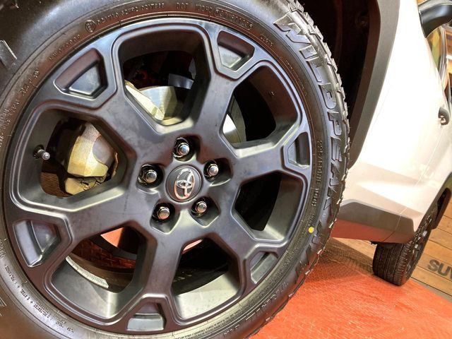 【純正18インチアルミホイール】外観にマッチした純正アルミホイールを装着しております。各種社外アルミホイールや、スタッドレスタイヤも取扱いしております。是非ご相談ください♪