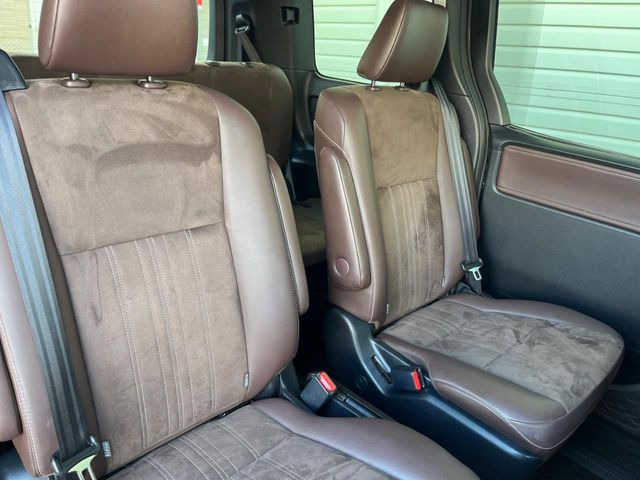 後部座席も気になるようなキズ・汚れやへたり等、大きなダメージはなく、良好な状態です。