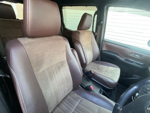 運転席シート廻りは使用感も少なく、良好な状態となっています。丁寧に使われていたことがよくわかりますね。