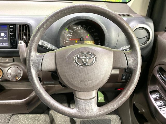 �C���e���A�ɍ��킹���f�U�C���̃X�e�A�����O�́A�^�]�������̂��Ƃ��l���A�^�]���₷���`��A�傫���ł��B�����x�A���ۂɐG���Ă��m���߂��������B