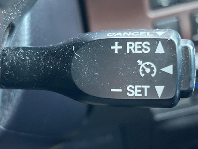 【クルーズコントロール】高速道路もラクラク走行。アクセルを離しても一定速度で走行ができ、長距離運転時の負担を軽減!加速・減速も簡単なスイッチ操作で調整できます。