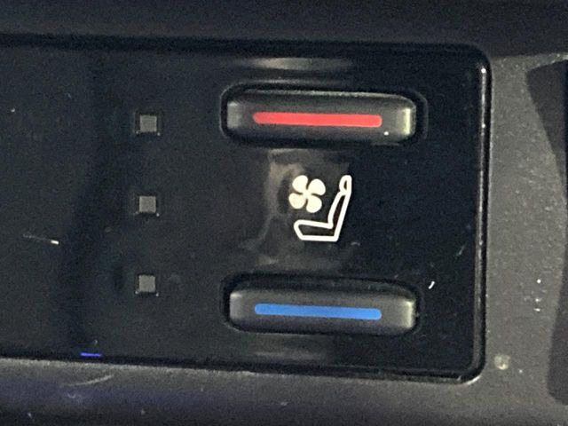 【シートベンチレーション】夏場は涼しい風でお尻や背中の熱やムレを防ぎ、冬はエアコンよりも早く温まってポカポカに!季節を問わず快適に過ごせます。