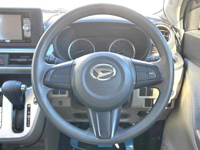 �C���e���A�ɍ��킹���f�U�C���̃X�e�A�����O�́A�^�]�������̂��Ƃ��l���A�^�]���₷���`��A�傫���ł��B�����x�A���ۂɐG���Ă��m���߂��������B