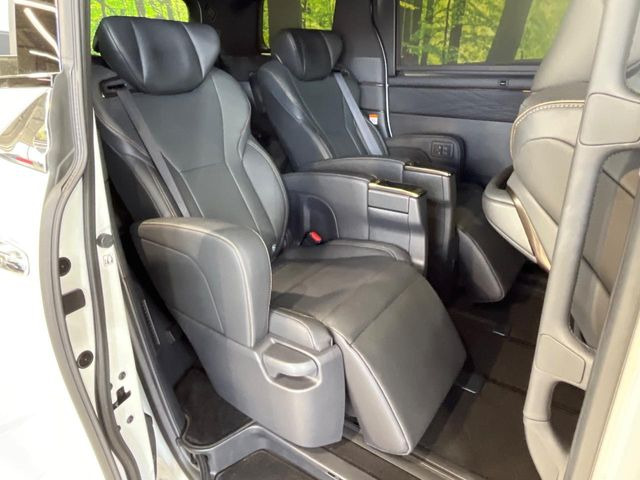 【オットマン付セカンドシート】足を延ばしてリラックスしたいときに便利なオットマン!ロングドライブや仮眠の際にもゆったり快適にお過ごしいただけます♪