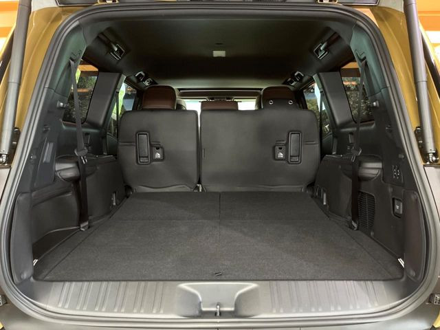 ���i�̂���������ʋ΁A���}���ɏ\���ȉ׎��X�y�[�X���m�ۂ��Ă���܂��B�Z�J���h�V�[�g��|���ƁA�傫�ȉו��̐ύڂ��\�ł���