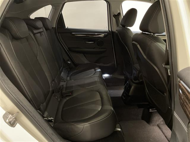 2シリーズアクティブツアラー218i ラグジュアリー