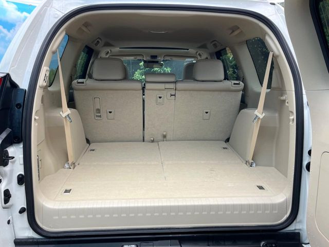 後席を格納すると、これだけの広さが!シーンに合わせたシートアレンジで、大きな荷物も積むことが出来ます♪