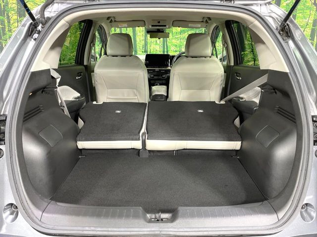 ���i�̂���������ʋ΁A���}���ɏ\���ȉ׎��X�y�[�X���m�ۂ��Ă���܂��B�Z�J���h�V�[�g��|���ƁA�傫�ȉו��̐ύڂ��\�ł���