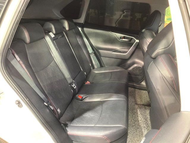 後部座席も気になるようなキズ・汚れやへたり等、大きなダメージはなく、良好な状態です。