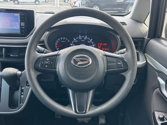 インテリアに合わせたデザインのステアリングは、運転される方のことも考え、運転しやすい形状、大きさです。是非一度、実際に触ってお確かめください。