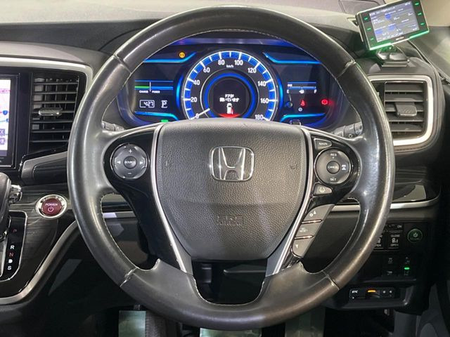 �C���e���A�ɍ��킹���f�U�C���̃X�e�A�����O�́A�^�]�������̂��Ƃ��l���A�^�]���₷���`��A�傫���ł��B�����x�A���ۂɐG���Ă��m���߂��������B