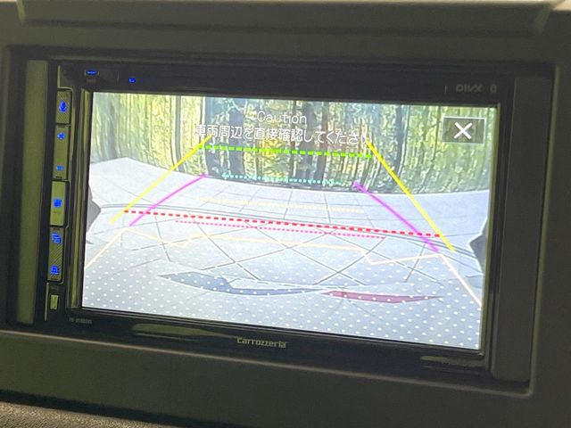 【バックカメラ】駐車時に後方がリアルタイム映像で確認できます。大型商業施設や立体駐車場での駐車時や、夜間のバック時に大活躍!運転スキルに関わらず、今や必須となった装備のひとつです!