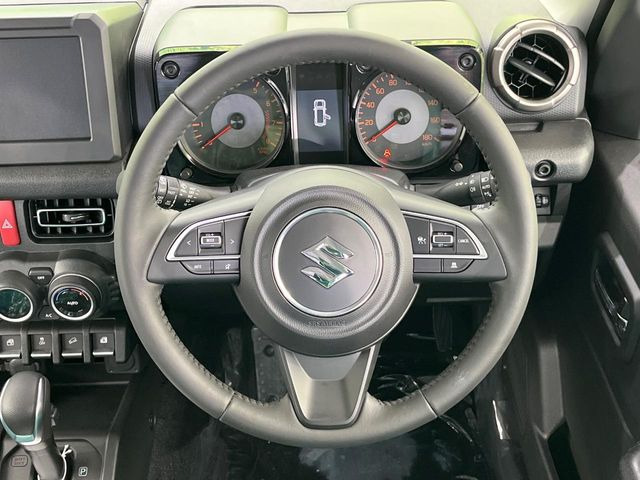 �C���e���A�ɍ��킹���f�U�C���̃X�e�A�����O�́A�^�]�������̂��Ƃ��l���A�^�]���₷���`��A�傫���ł��B�����x�A���ۂɐG���Ă��m���߂��������B