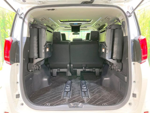 ラゲッジルームは、大容量のスペースを確保。普段のお買い物からレジャーまで、幅広く活躍してくれます!また、リアシートを倒すことでバリエーション豊かにお使いいただけます。