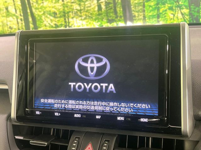 【純正9型ナビ】人気の純正ナビを装備。オーディオ機能も充実しており、Bluetooth接続すればお持ちのスマホやMP3プレイヤーの音楽を再生可能!毎日の運転がさらに楽しくなります!!