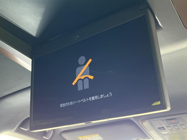 【13.2インチ フリップダウンモニター】大画面モニターで後席でもエンタメをお楽しみいただけます。小さなお子様にも大人気の装備です♪