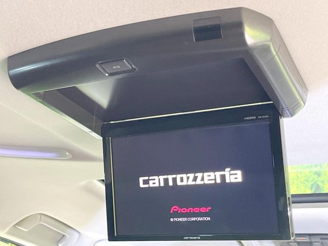 【フリップダウンモニター】大画面モニターで後席でもエンタメをお楽しみいただけます。小さなお子様にも大人気の装備です♪