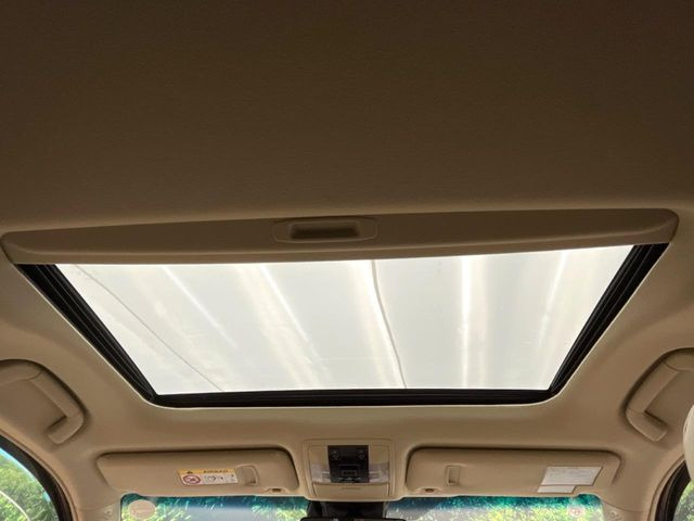 【サンルーフ】開放感たっぷりの希少装備、サンルーフが装着されています!車内に明かりを取り入れたり景色を楽しむ以外にも、車内の空気も簡単に換気できて快適です!