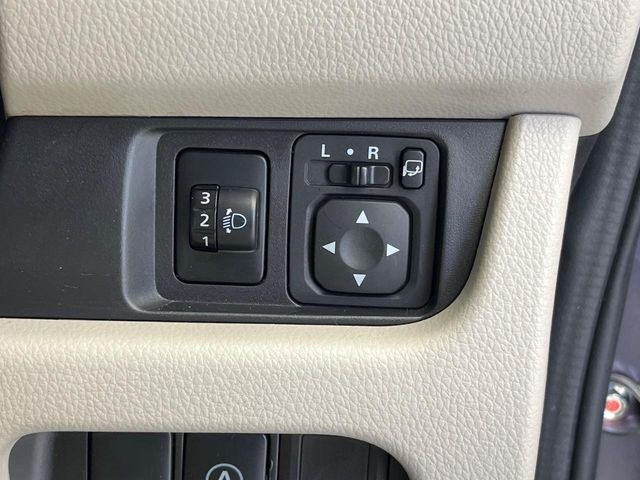 �y�d���i�[�~���[�z�T�C�h�~���[�͓d���i�[���ƂȂ��Ă���A�������ԏ�ł��L�Y�������X�N��}�����܂��B