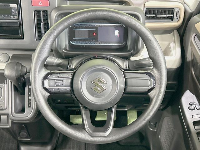 �C���e���A�ɍ��킹���f�U�C���̃X�e�A�����O�́A�^�]�������̂��Ƃ��l���A�^�]���₷���`��A�傫���ł��B�����x�A���ۂɐG���Ă��m���߂��������B