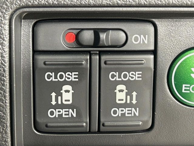 �y�����X���C�h�h�A�z���ԏ�ŗׂ̎ԂƂ̊Ԋu���������ɂ������A�X���C�h�h�A�Ȃ���S!�h�A�I�[�v������������炸�A�J�������L���̂ŏ��~�肪�Ƃ��Ă��ȒP�ł��B�傫�ȉו��̏o���������Ȃ���\��