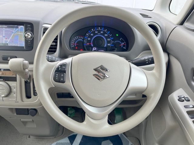 �C���e���A�ɍ��킹���f�U�C���̃X�e�A�����O�́A�^�]�������̂��Ƃ��l���A�^�]���₷���`��A�傫���ł��B�����x�A���ۂɐG���Ă��m���߂��������B