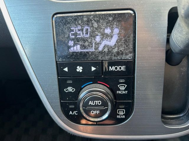 【オートエアコン】一度お好みの温度に設定すれば、車内の温度を検知し風量や温度を自動で調整。暑い&hellip;寒い&hellip;と何度もスイッチ操作をする必要はありません。快適な車内空間には必須の機能ですね♪