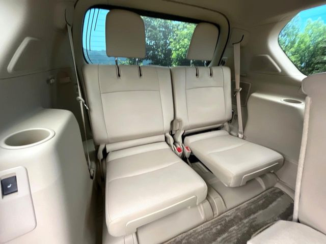 【電動格納サードシート】3列目はスイッチ一つでラクラク収納!荷物が多い時など座席を収納スペースに変更する際も、力は必要ありません!お子様でも簡単に操作していただけます!