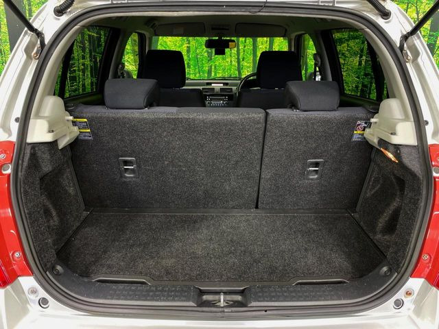 ���i�̂���������ʋ΁A���}���ɏ\���ȉ׎��X�y�[�X���m�ۂ��Ă���܂��B�Z�J���h�V�[�g��|���ƁA�傫�ȉו��̐ύڂ��\�ł���