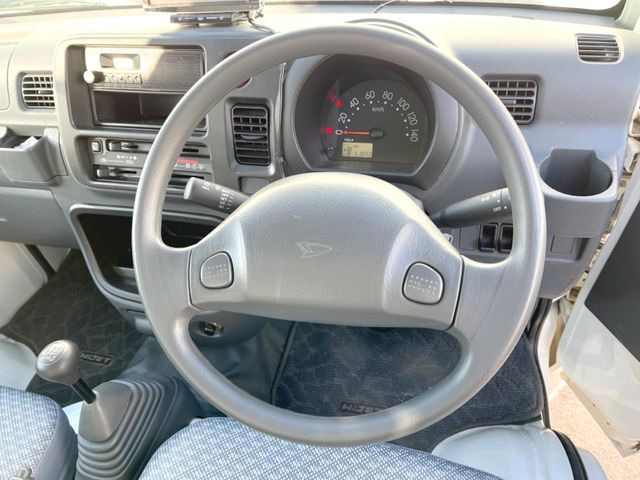 �C���e���A�ɍ��킹���f�U�C���̃X�e�A�����O�́A�^�]�������̂��Ƃ��l���A�^�]���₷���`��A�傫���ł��B�����x�A���ۂɐG���Ă��m���߂��������B