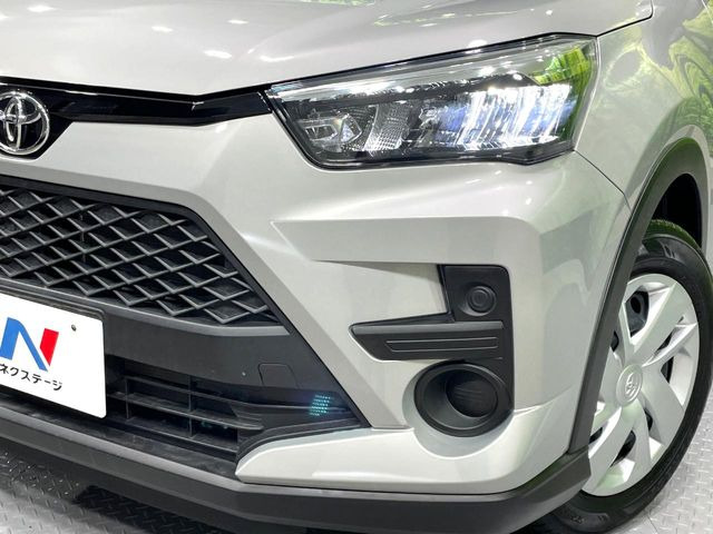 �C���e���A�ɍ��킹���f�U�C���̃X�e�A�����O�́A�^�]�������̂��Ƃ��l���A�^�]���₷���`��A�傫���ł��B�����x�A���ۂɐG���Ă��m���߂��������B