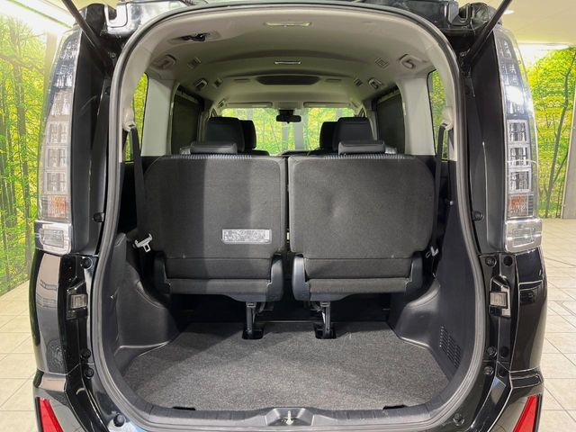 ���i�̂���������ʋ΁A���}���ɏ\���ȉ׎��X�y�[�X���m�ۂ��Ă���܂��B�Z�J���h�V�[�g��|���ƁA�傫�ȉו��̐ύڂ��\�ł���