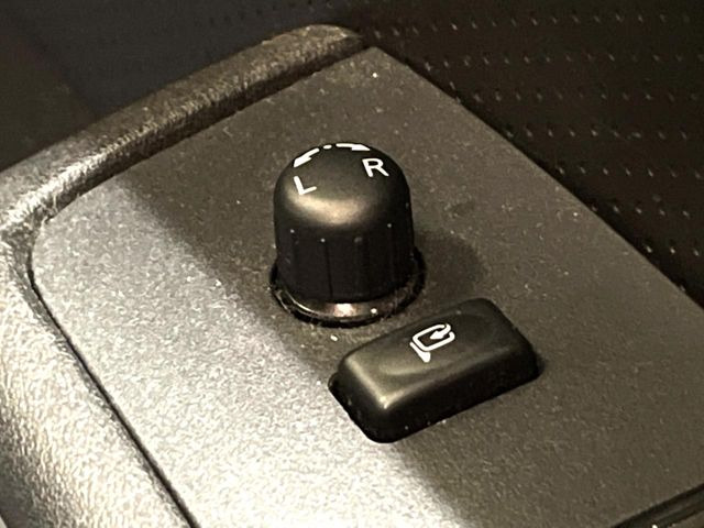 �y�d���i�[�~���[�z�T�C�h�~���[�͓d���i�[���ƂȂ��Ă���A�������ԏ�ł��L�Y�������X�N��}�����܂��B