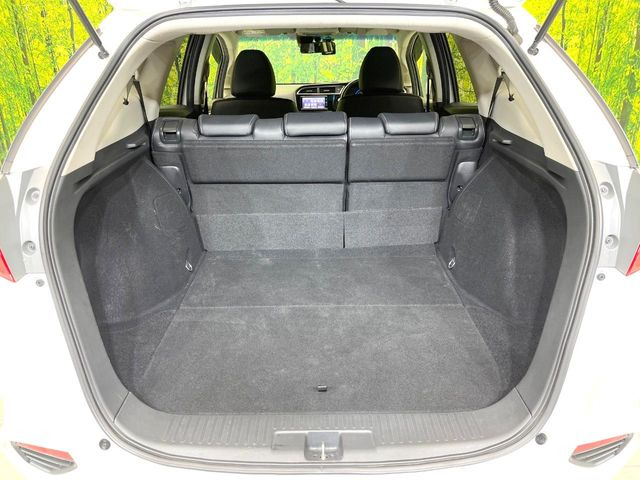 ���i�̂���������ʋ΁A���}���ɏ\���ȉ׎��X�y�[�X���m�ۂ��Ă���܂��B�Z�J���h�V�[�g��|���ƁA�傫�ȉו��̐ύڂ��\�ł���