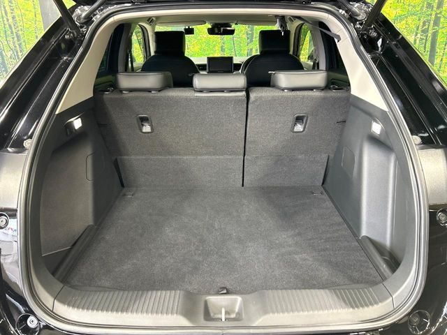 ���i�̂���������ʋ΁A���}���ɏ\���ȉ׎��X�y�[�X���m�ۂ��Ă���܂��B�Z�J���h�V�[�g��|���ƁA�傫�ȉו��̐ύڂ��\�ł���