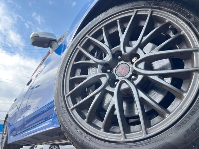 �y����18�C���`�A���~�z�C�[���z�O�ςɃ}�b�`���������A���~�z�C�[���𑕒����Ă���܂��B�e��ЊO�A���~�z�C�[����A�X�^�b�h���X�^�C�����戵�����Ă���܂��B���񂲑��k����������