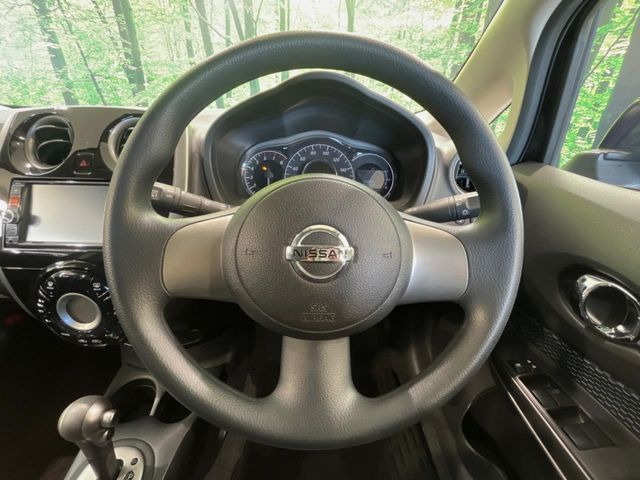 �C���e���A�ɍ��킹���f�U�C���̃X�e�A�����O�́A�^�]�������̂��Ƃ��l���A�^�]���₷���`��A�傫���ł��B�����x�A���ۂɐG���Ă��m���߂��������B