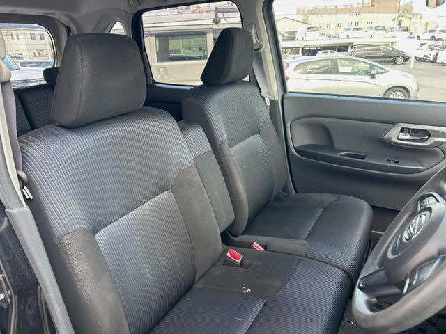 運転席まわりには十分なスペースがあり、大柄な方でもゆったり運転していただける環境です。