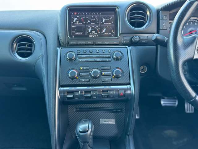 �W����ɂ͏펞GT-R35�̍݌ɂ�10��قǓW�����Ă���܂��B�O���E�����E����A�O���[�h���l�X�ɂȂ�܂��̂ŁA�C�ɂȂ���𐥔�ԋ߂ł����ɂȂ��Ă��������B