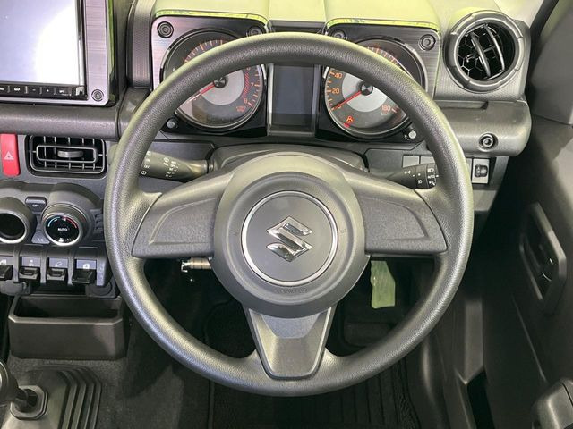 �C���e���A�ɍ��킹���f�U�C���̃X�e�A�����O�́A�^�]�������̂��Ƃ��l���A�^�]���₷���`��A�傫���ł��B�����x�A���ۂɐG���Ă��m���߂��������B