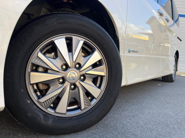 �y����15�C���`�A���~�z�C�[���z�O�ςɃ}�b�`���������A���~�z�C�[���𑕒����Ă���܂��B�e��ЊO�A���~�z�C�[����A�X�^�b�h���X�^�C�����戵�����Ă���܂��B���񂲑��k����������