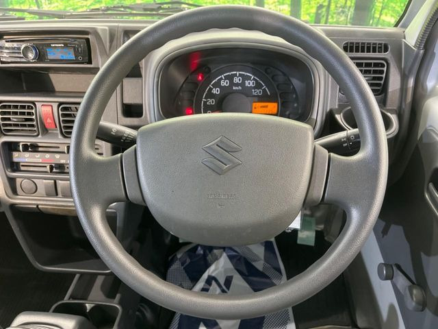 �C���e���A�ɍ��킹���f�U�C���̃X�e�A�����O�́A�^�]�������̂��Ƃ��l���A�^�]���₷���`��A�傫���ł��B�����x�A���ۂɐG���Ă��m���߂��������B