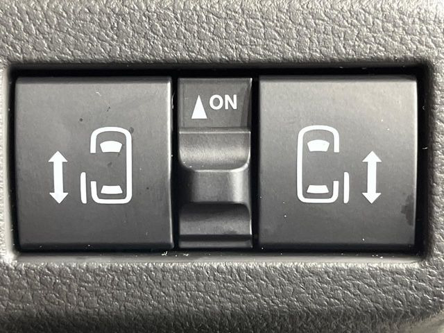 【両側パワースライドドア】スマートキーや運転席のスイッチで後席両側スライドドアの開閉が可能♪電動だから力を入れてドアを開ける必要が無く、小さなお子様でも簡単に開け閉めでき快適です♪