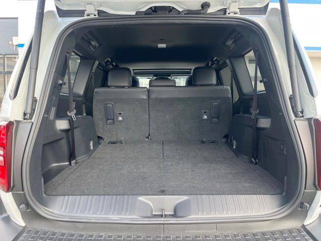 ���i�̂���������ʋ΁A���}���ɏ\���ȉ׎��X�y�[�X���m�ۂ��Ă���܂��B�Z�J���h�V�[�g��|���ƁA�傫�ȉו��̐ύڂ��\�ł���