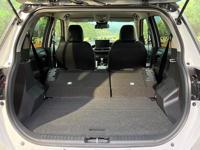 ���i�̂���������ʋ΁A���}���ɏ\���ȉ׎��X�y�[�X���m�ۂ��Ă���܂��B�Z�J���h�V�[�g��|���ƁA�傫�ȉו��̐ύڂ��\�ł���