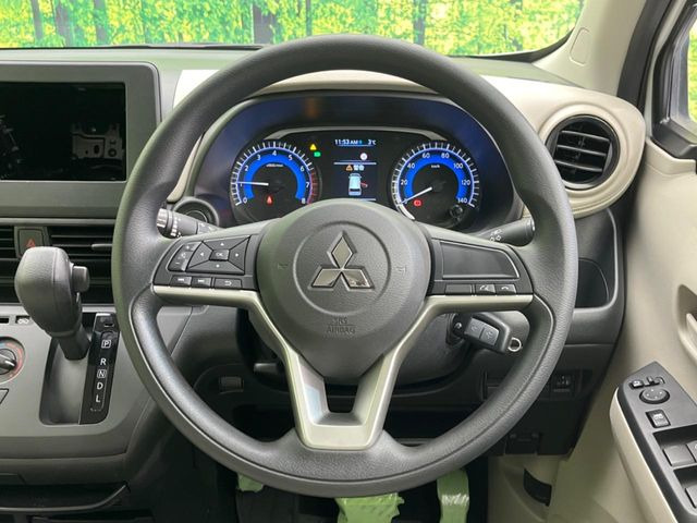 �C���e���A�ɍ��킹���f�U�C���̃X�e�A�����O�́A�^�]�������̂��Ƃ��l���A�^�]���₷���`��A�傫���ł��B�����x�A���ۂɐG���Ă��m���߂��������B