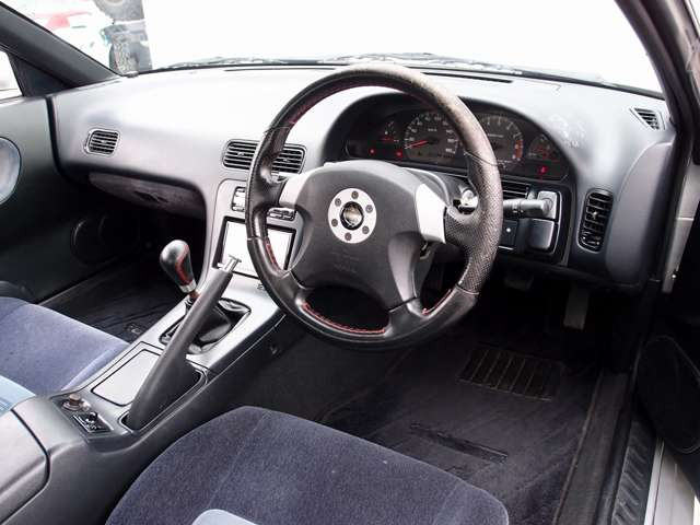 �������Y��Ƀ��[���N���[�j���O�ς݂ƂȂ�܂��B���΂��̌��ȏL����F���܂̏L����������܂���B����]�ɉ�����RECARO���Ȃǂ̃X�|�[�c�V�[�g�ɕύX���\�ł��B���C�y�ɂ����k�������܂�