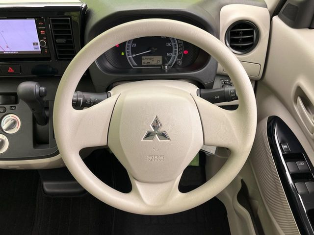 �C���e���A�ɍ��킹���f�U�C���̃X�e�A�����O�́A�^�]�������̂��Ƃ��l���A�^�]���₷���`��A�傫���ł��B�����x�A���ۂɐG���Ă��m���߂��������B